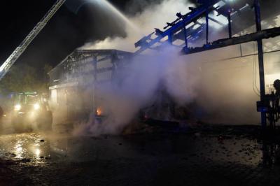 Ueber 120 Einsatzkraefte von mehreren Feuerwehren bekaempfen Grossbrand auf Bauernhof